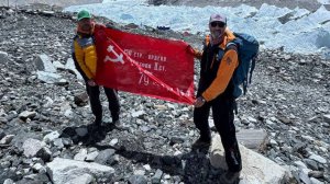 Фрагменты празднования Дня Победы в базовом лагере экспедиции Клуба 7 Вершин на Эверест