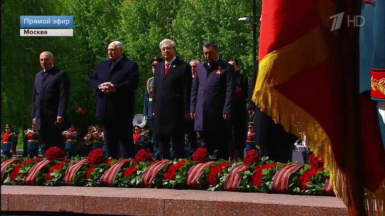 Путин и зарубежные лидеры возложили цветы к Могиле Неизвестного Солдата