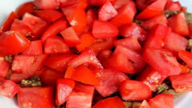 Салат из печеных баклажан с помидорами, луком и оливками