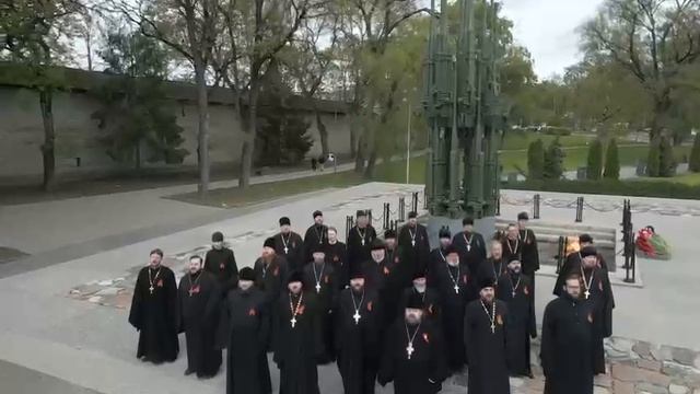 Сильный клип к 9 Мая!
Хор духовенства Псковской епархии и военный оркестр исполняют «День Победы». смотреть онлайн