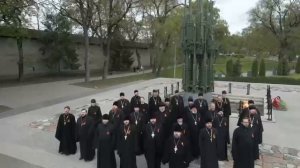 Сильный клип к 9 Мая!
Хор духовенства Псковской епархии и военный оркестр исполняют «День Победы».
