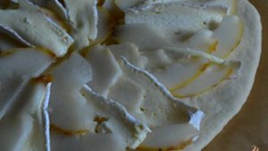 Пицца с грушей и сыром Камамбер