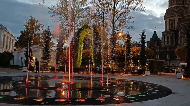 Музыкальный фонтан в Петергофе. ( поющий фонтан ) смотреть онлайн