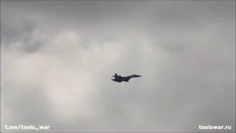 Су-35 – российский многофункциональный сверхманёвренный истребитель поколения 4++. Компания "Сухой".