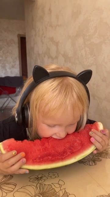 А вы уже ели арбуз ? 🤤 #shorts смотреть онлайн