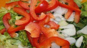 Салат с перцем, сухарями и сыром