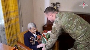 Поздравление ветеранов ВОВ военнослужащими ВДВ