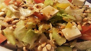 Овощной салат с творожным сыром и кедровыми орешками