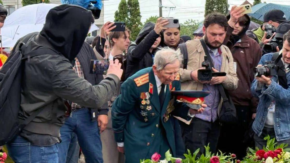В Кишиневе 100-летний ветеран Великой Отечественной войны прошел "Маршем Победы"