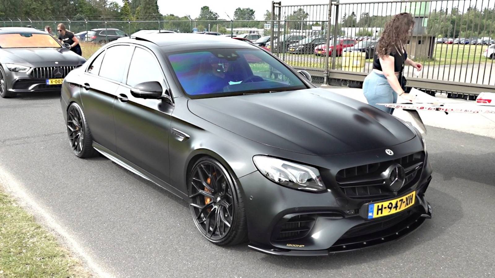 1300 л. с. GAD Motors Mercedes E63 S AMG с выхлопной системой Fi — быстрое ускорение и пламя!