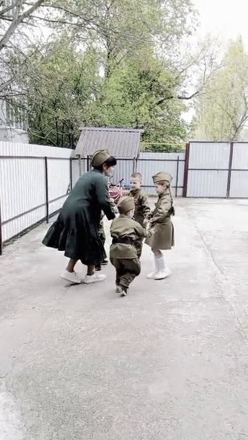 Маленькие солдатушки танцуют с мамой