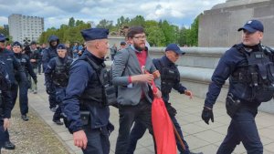 Российские дипломаты возложили венки в Варшаве, несмотря на провокации