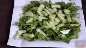 Салат  с рукколой, авокадо, красной рыбы