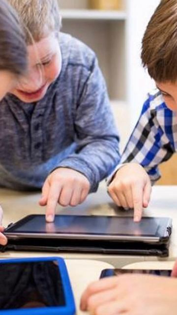 Закон, запрещающий детям до 16 лет использовать соцсет? смотреть онлайн