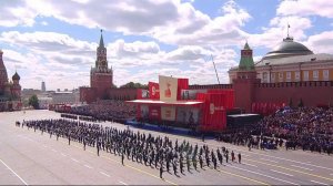 Парад на Красной площади завершился под песню "День Победы"