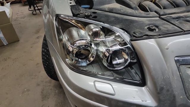 Исправляем свет Toyota Avensis. Установка bi-led линз 5 поколени