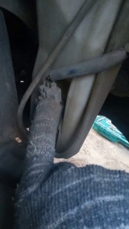 Где находится насос стеклоомывателя Toyota Nadia Ipsum Gaia