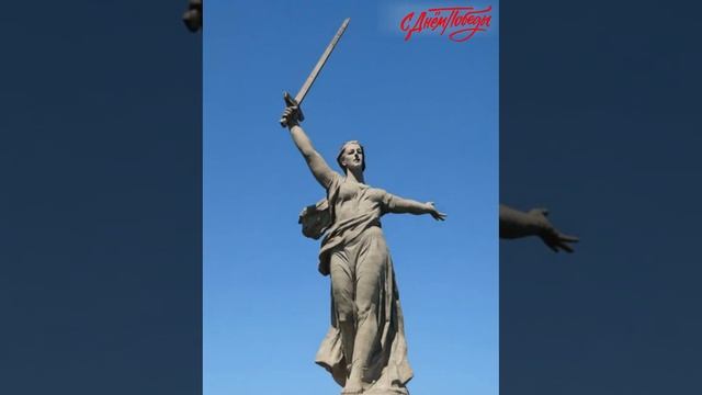 С Днем Победы! Ожившие памятники напоминают о подвигах воинов. Видео нейро открытка 9 мая.