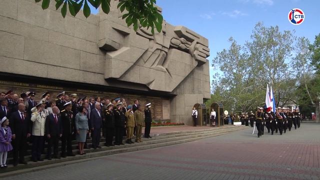 Севастопольцы возложили цветы к мемориалу «Героической обороны и освобождения Севастополя 1941-1942