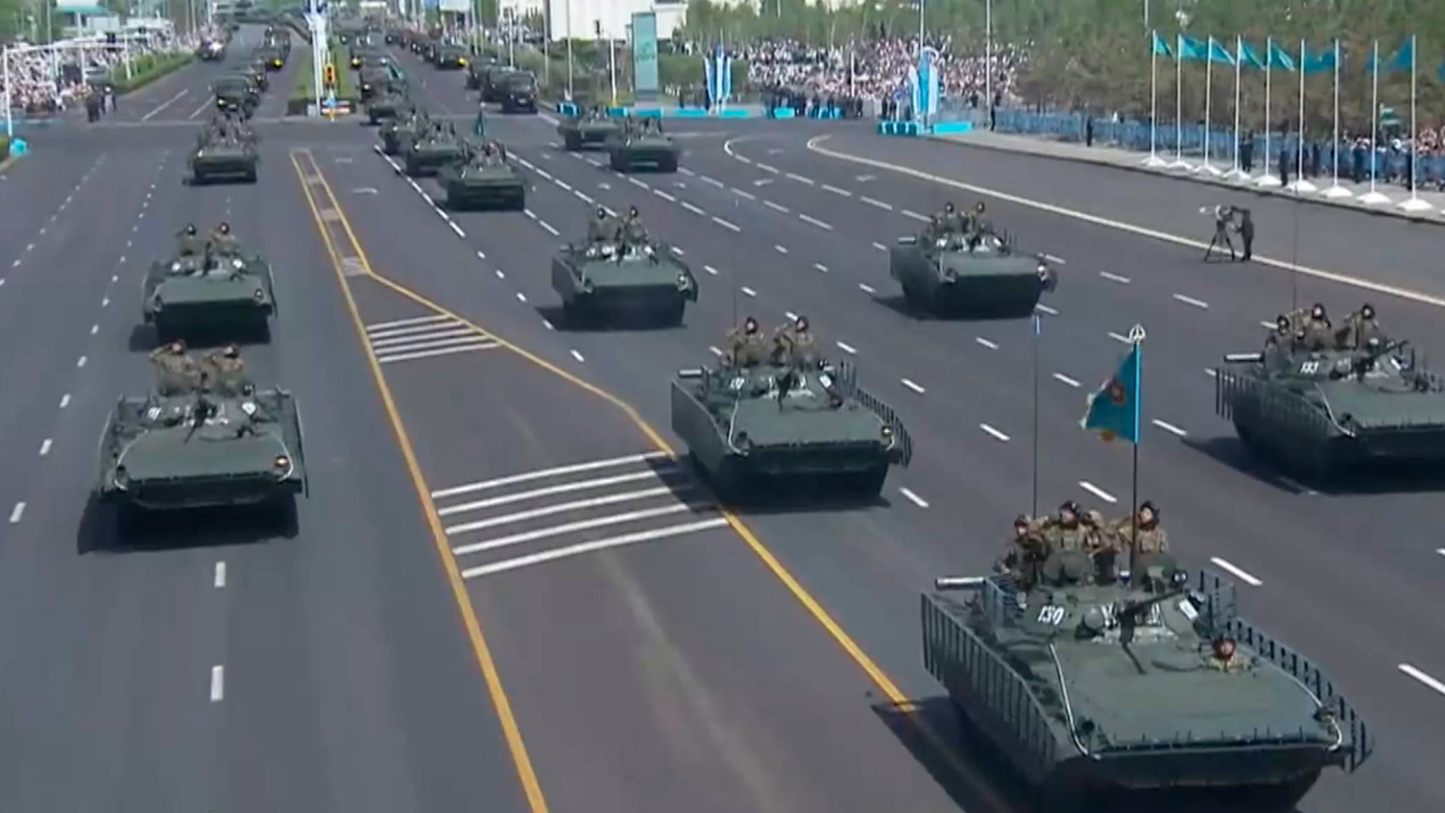 Военный парад Победы в Казахстане прошел на главной площади в Астане