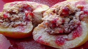 Яблоки, запеченные с овсяными хлопьями и орехами