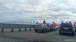 На Президентском мосту из-за автопробега столкнулись три автомобиля