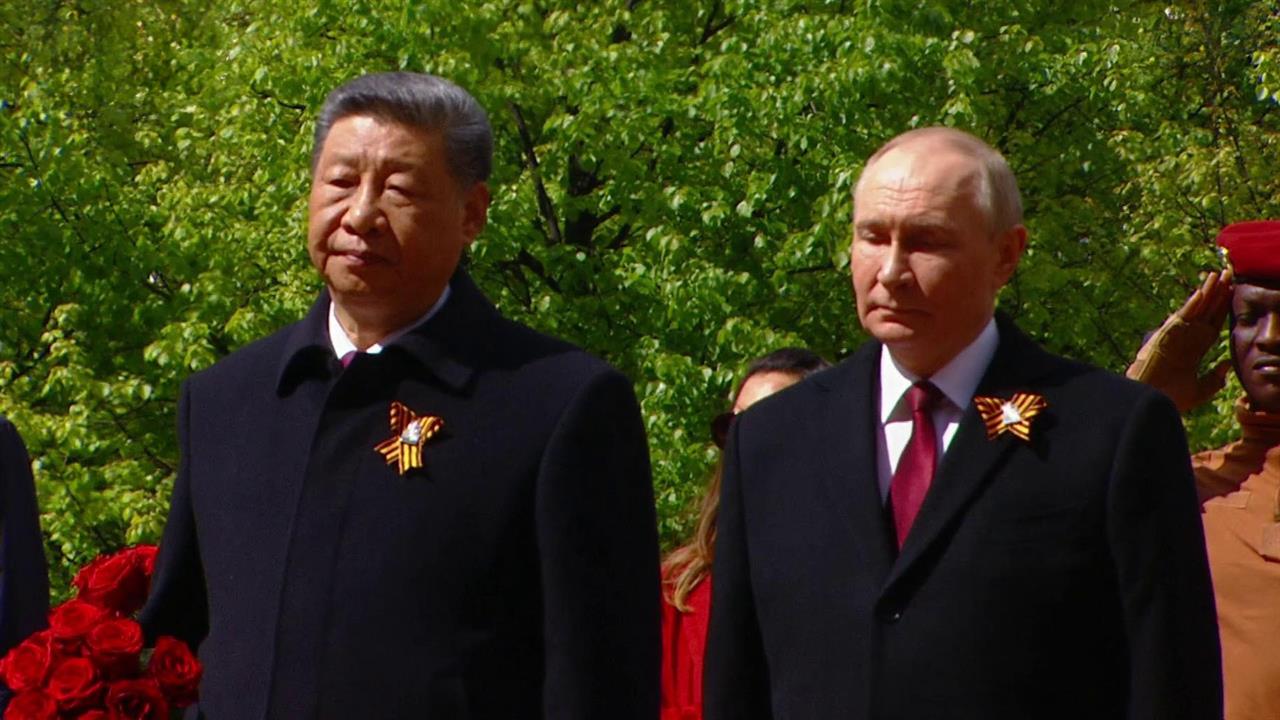 Владимир Путин и главы иностранных государств возложили венки к Могиле Неизвестного солдата