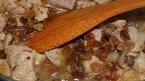 Свинина с изюмом