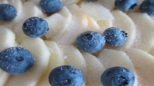 Пирог с яблоками и черникой (голубикой)