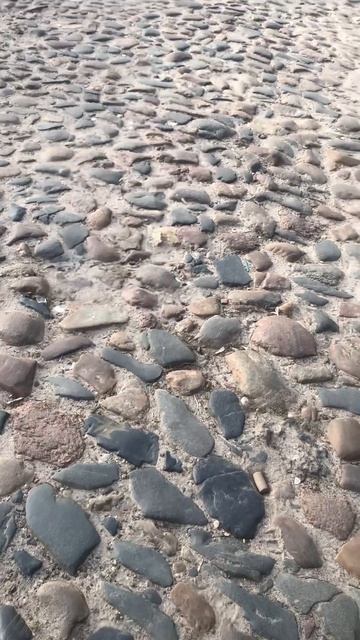 Булыжная мостовая на городской улице провинциального смотреть онлайн