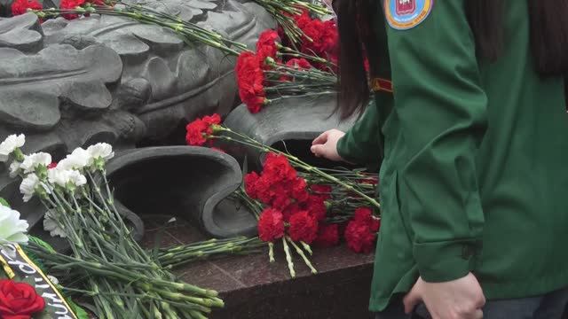 Возложение цветов и венков к вечному огню