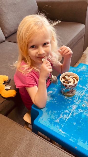 Maya eats chocolate ice cream/Майя ест шоколадное мороженое #shorts смотреть онлайн