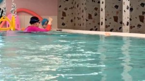 Коля в бассейне. Ребёнок 5 лет в бассейне. Бассейн аква?