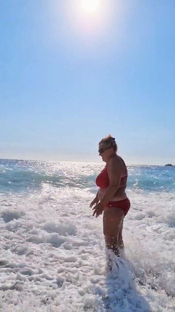 Волна накрыла молодых девушек 😱!Олюдениз Фетхие Турц смотреть онлайн