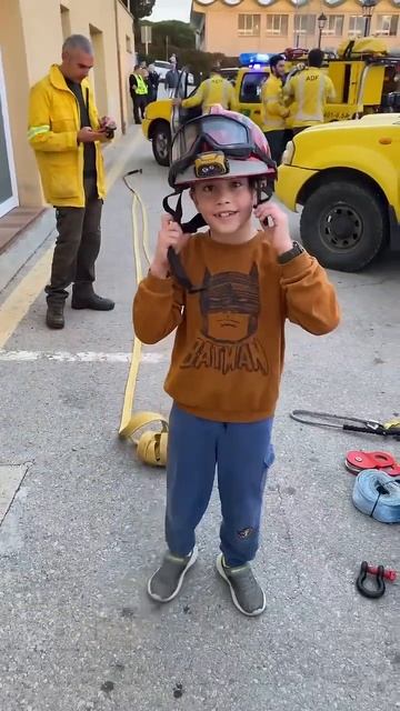 Выставка Спасательных Машин! Дети Сказали Что Спасате смотреть онлайн