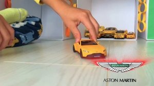 Марк изучает популярные марки автомобилей с помощью картонных гаражей