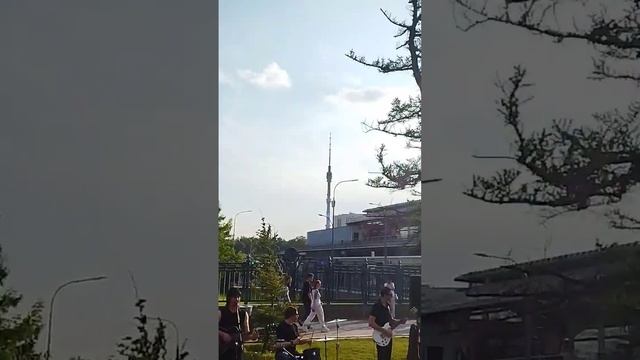 КИНО - Красно-Желтые дни в исполнении уличных артистов смотреть онлайн