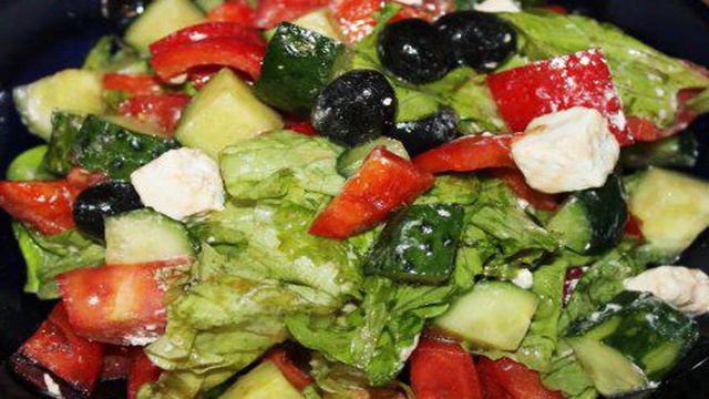 Овощной салат с фетой и овощами
