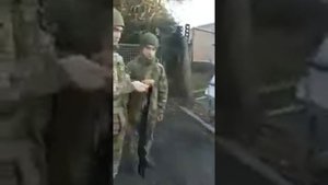 АК. На плече как рюкзак. Солдат тормоз