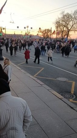 В ожидании салюта река народу.