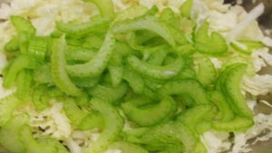 Салат из пекинской капусты с яблоком, сельдереем и перцем