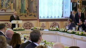 В Кремле торжественный прием от имени Президента для глав иностранных делегаций и почетных гостей.