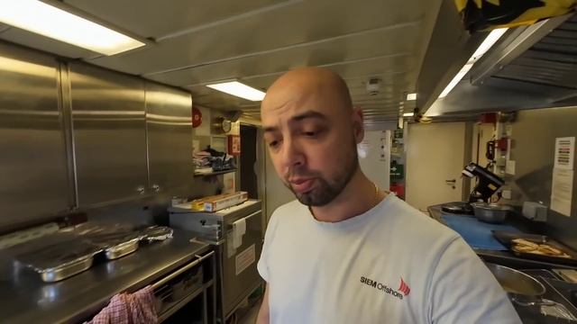 Просто день на судне: еда, работа и никакой романтики