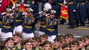 Военнослужащие-женщины прошли в парадном строю по Красной площади