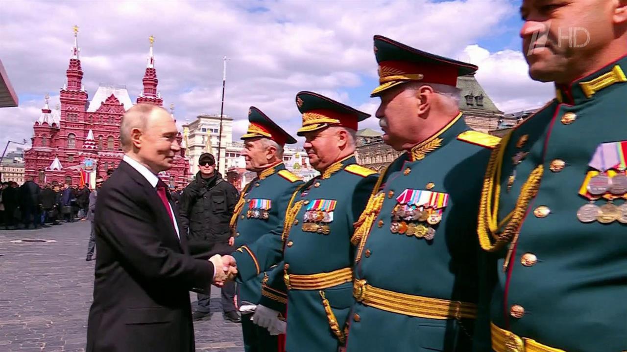 В. Путин приветствовал командиров расчетов, которые участвовали в торжественном прохождении войск.
