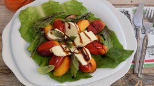 Салат с персиком и помидором