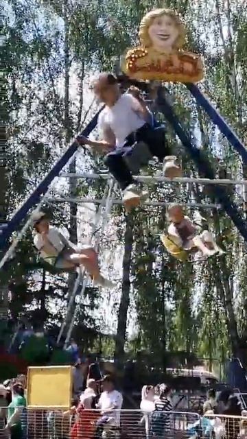Средняя, гуляла в парке в Верхнеяркеево!Парк в ближайш смотреть онлайн