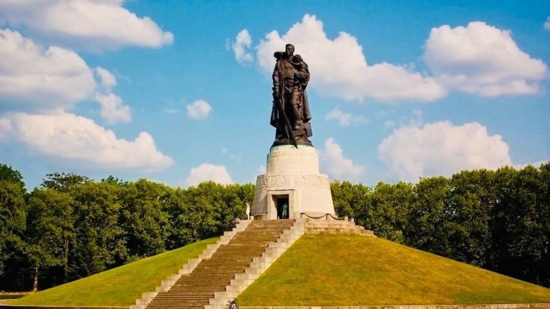 Открытие памятника «Воинам Советской Армии, павшим в боях с фашизмом».