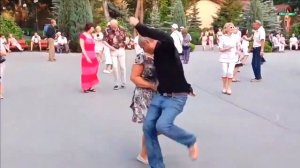 А ЗА НЕЙ ИВАНКО,ЯК БАРВИНОК,ВЬЕТСЯ