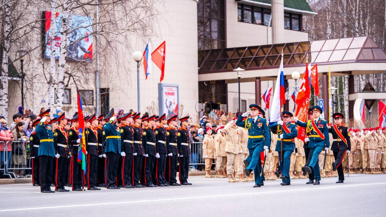 Легендарный Т-34 и строевые коробки: в столице Югры прошёл долгожданный Парад Победы